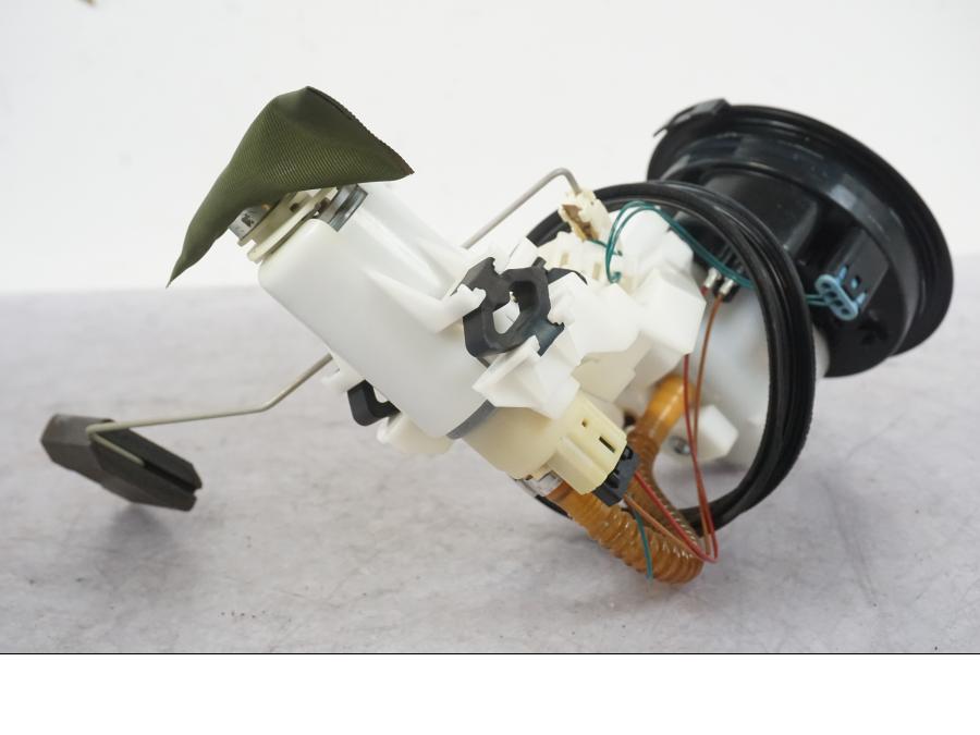 Snett uppifrån på Bensinpump insprut från en BMW K 1600 GTL -2015 motorcykel.
