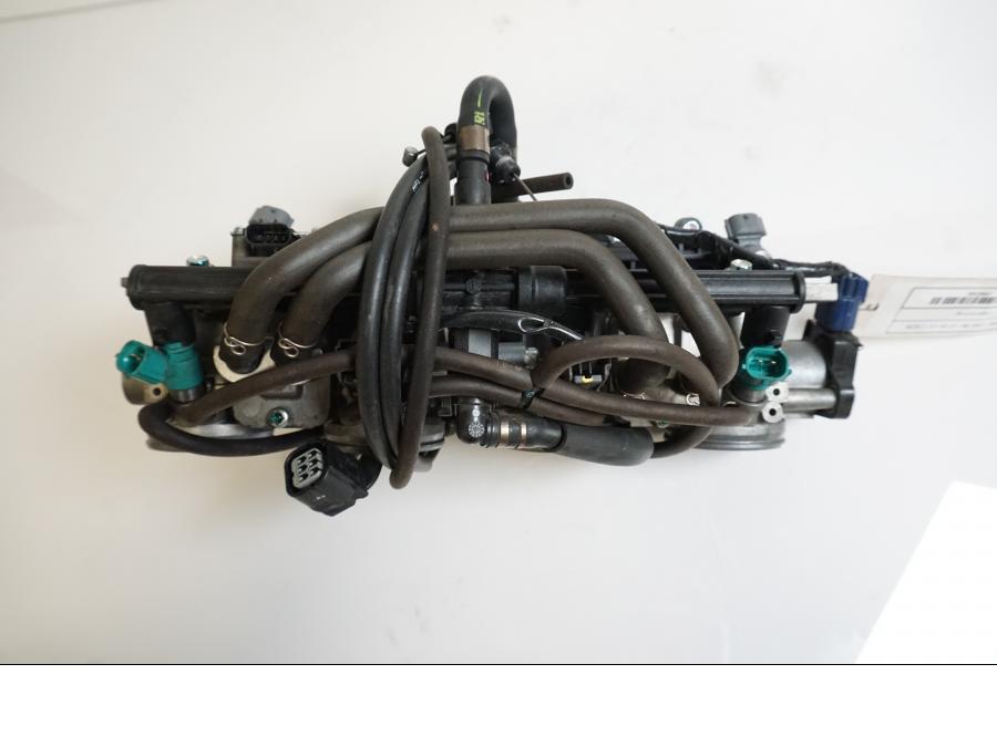 Vänster sida på Spjällhus från en Honda CBR 1000 RR -2009 motorcykel.