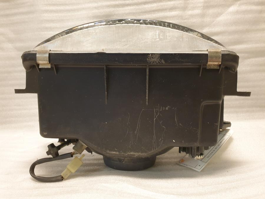 Snett nerifrån på Strålkastare från en Kawasaki ZZR 1100 -1991 motorcykel.