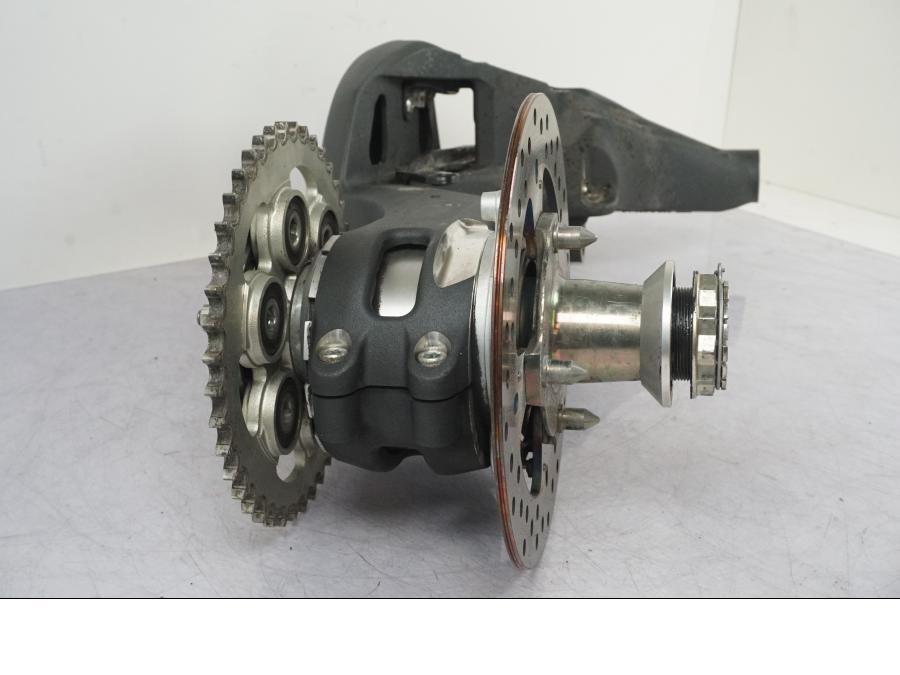 Extrabild6 på Sving från en Ducati Streetfighter V4 -2020 motorcykel.