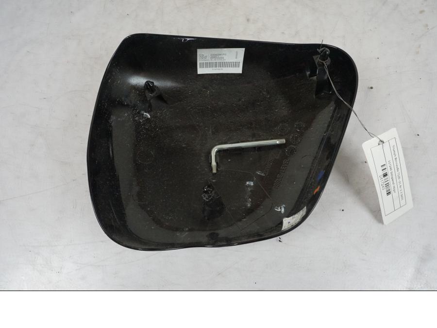 Snett uppifrån på Sidopanel från en Triumph Bonneville T120 -2021 motorcykel.