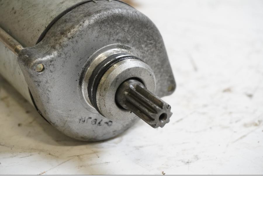 Baksidan på Startmotor från en Honda CBR 1100 XX -1997 motorcykel.