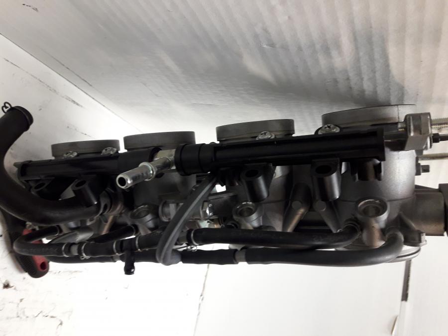 Snett uppifrån på Spjällhus från en Suzuki GSX-S 1000 -2018 motorcykel.