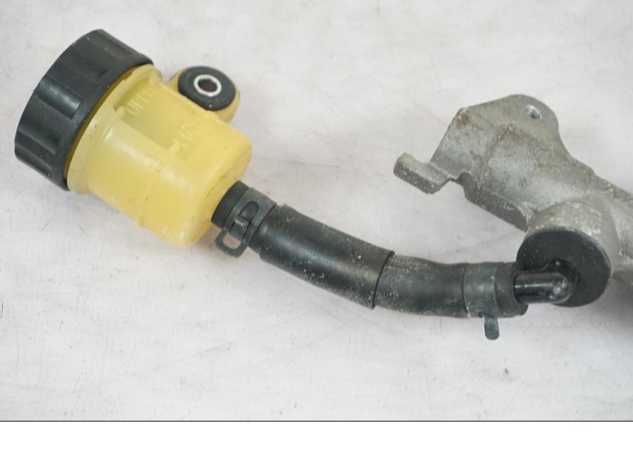Snett uppifrån på <p>Bromshuvudcylinder bak från Yamaha YZF R6 2008.</p>
<p>Ink behållare.</p> motorcykel.