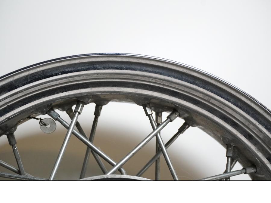 Extrabild6 på Fälg från en Yamaha XVS 1100 -2000 motorcykel.