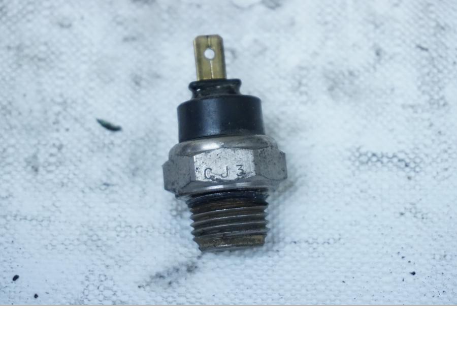 Framsidan på Vattenkylgivare från en Honda VFR 750 -1992 motorcykel.