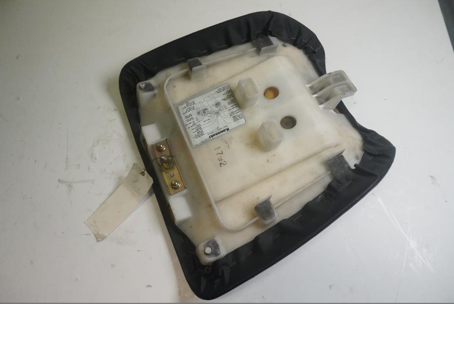 Höger sida på Sadel från en Kawasaki ZX-7R -1996 motorcykel.