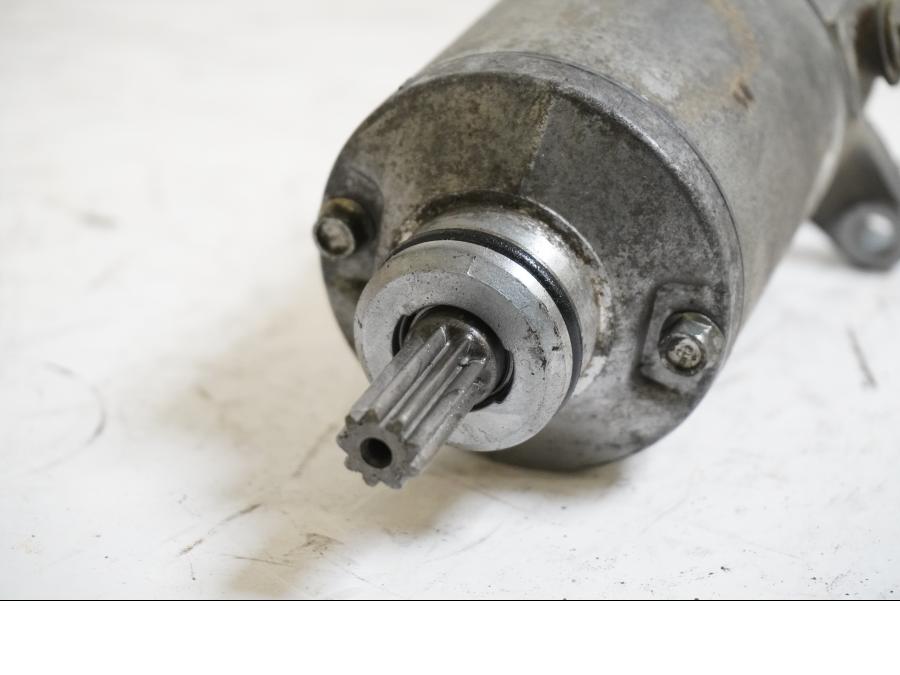 Baksidan på Startmotor från en Suzuki SV 650 -2004 motorcykel.