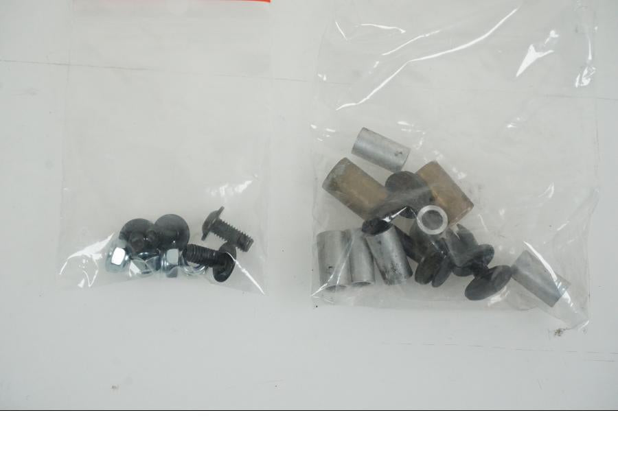 Vänster sida på Topboxfäste från en Universal Universal -2024 moped.