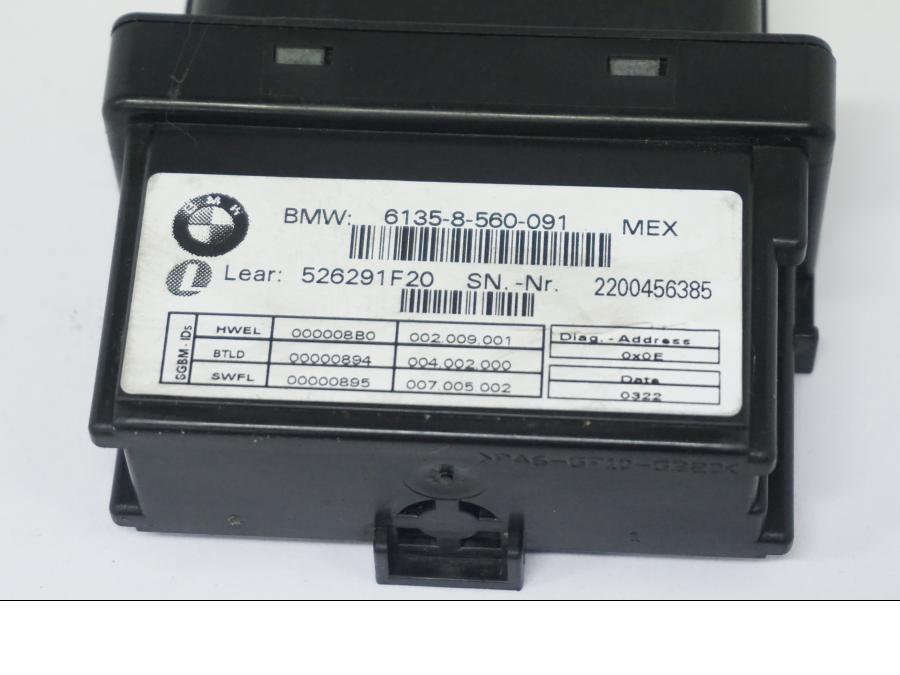 Snett nerifrån på Styrbox från en BMW R 1250 GS -2022 motorcykel.