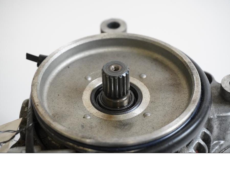 Baksidan på Generator från en Yamaha YZF 1000 R -2001 motorcykel.