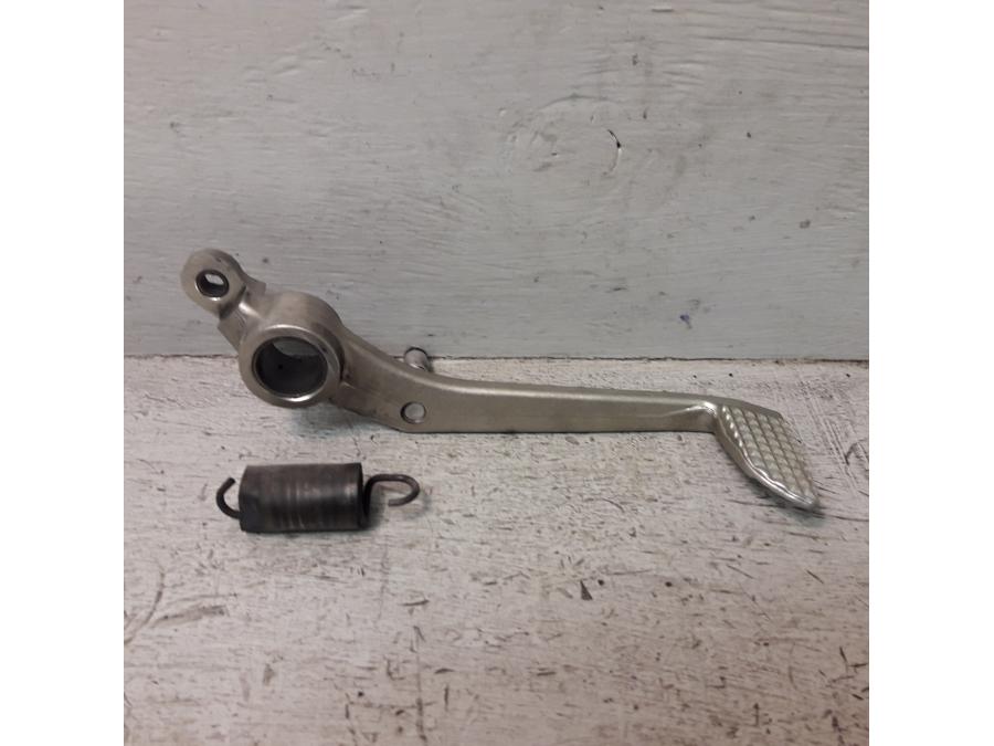 Framsidan på Bromspedal från en Yamaha YZF 1000 R1 -2003 motorcykel.