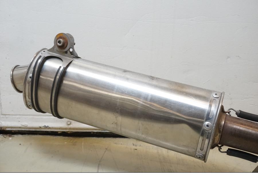 Baksidan på Avgassystem från en Suzuki GSF 1250 -2009 motorcykel.