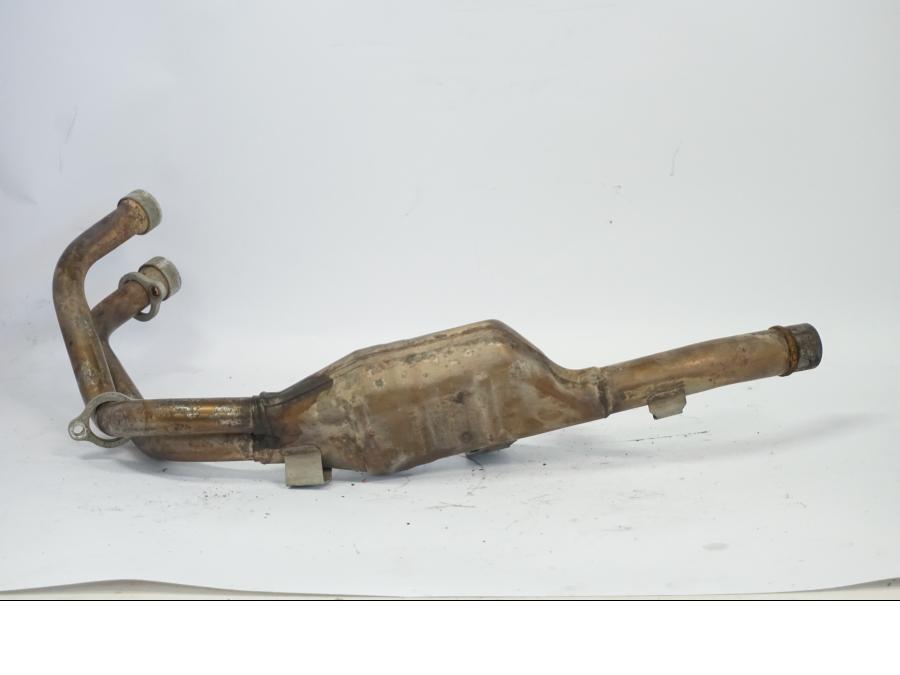 Snett nerifrån på Grenrör från en Honda CB 500 X -2015 motorcykel.