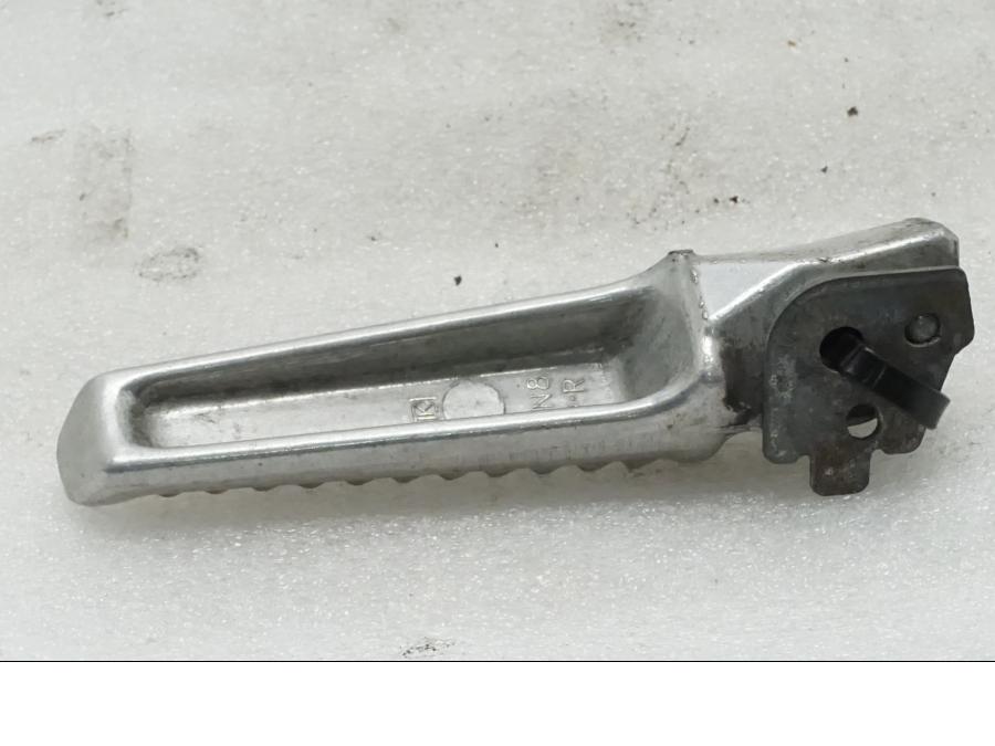 Baksidan på Fotpinne från en Honda VFR 750 -1990 motorcykel.