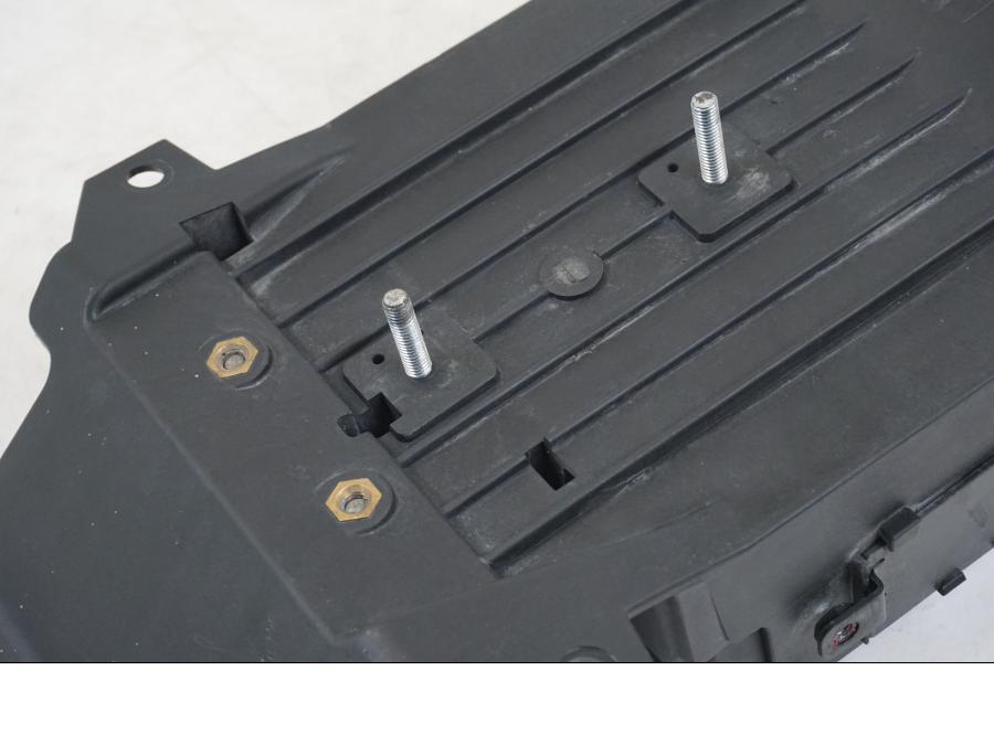 Extrabild4 på Batterikåpa från en Ducati Streetfighter S -2011 motorcykel.