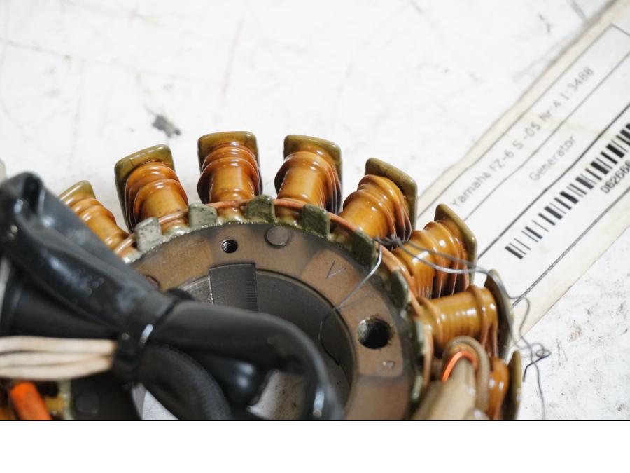 Baksidan på Generator från en Yamaha FZ-6 -2005 motorcykel.