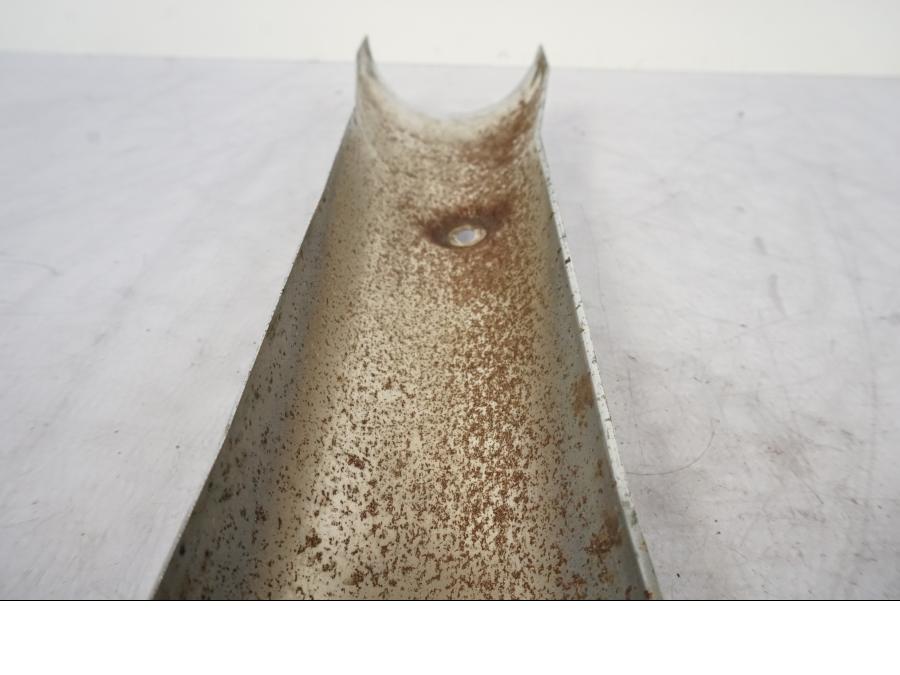 Snett nerifrån på Svingkromskydd från en Kawasaki VN 1500 -2003 motorcykel.