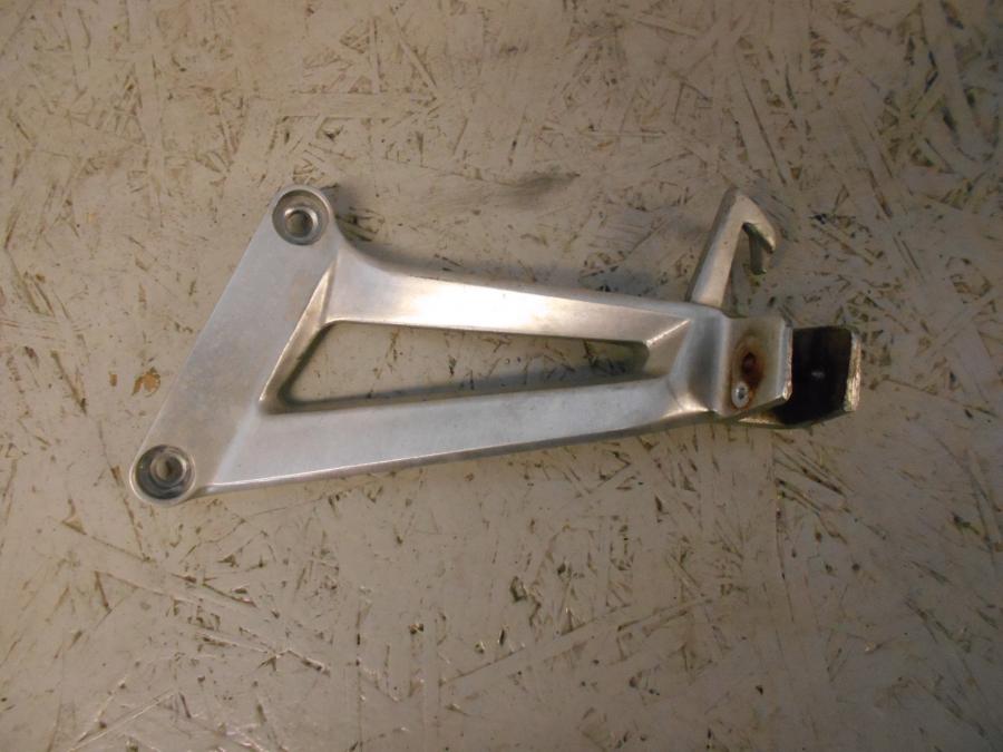 Framsidan på Fotpinnefäste från en Honda CBR 125 R -2006 motorcykel.