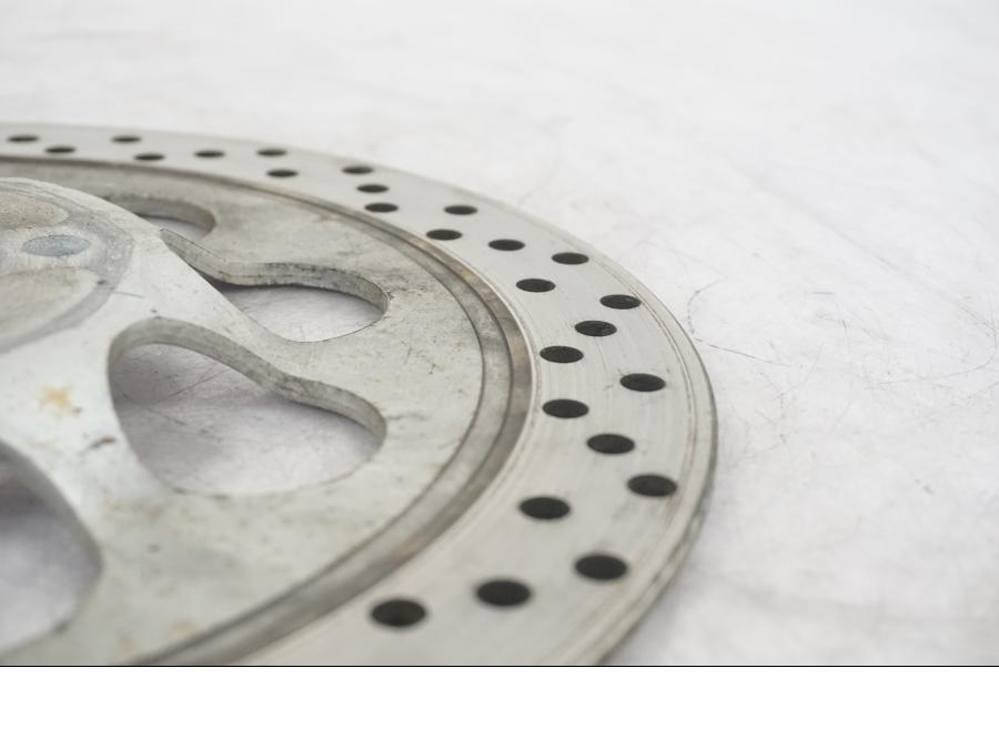 Vänster sida på Bromsskiva från en Suzuki VZ 800 -1997 motorcykel.