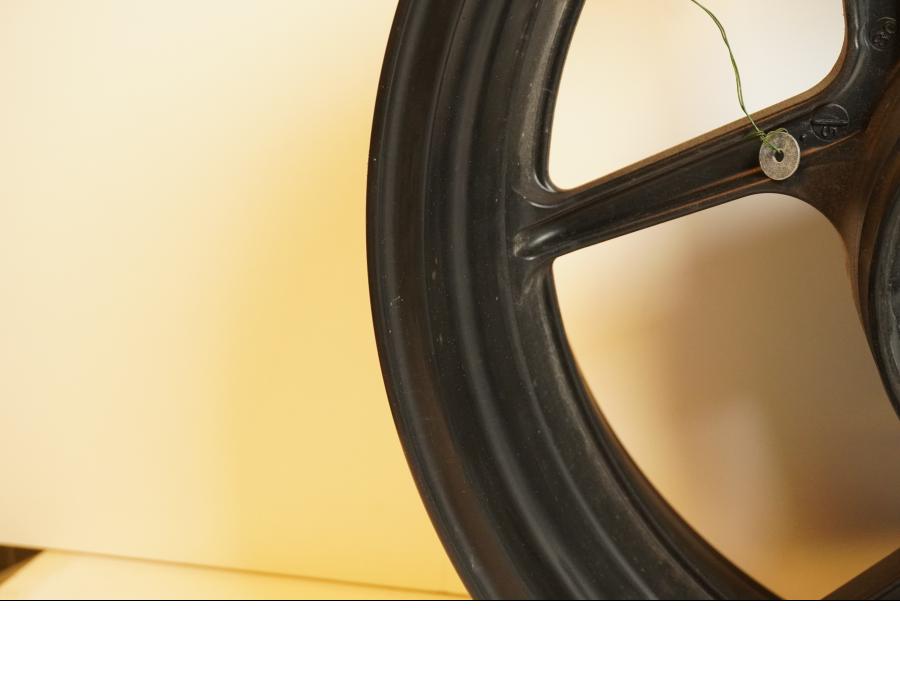 Extrabild6 på Fälg från en Kawasaki Z 750 -2009 motorcykel.