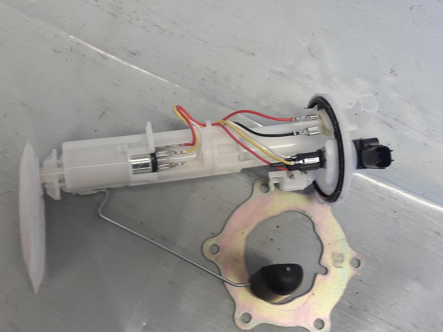 Baksidan på Bensinpump insprut från en Yamaha MT 125 -2017 motorcykel.