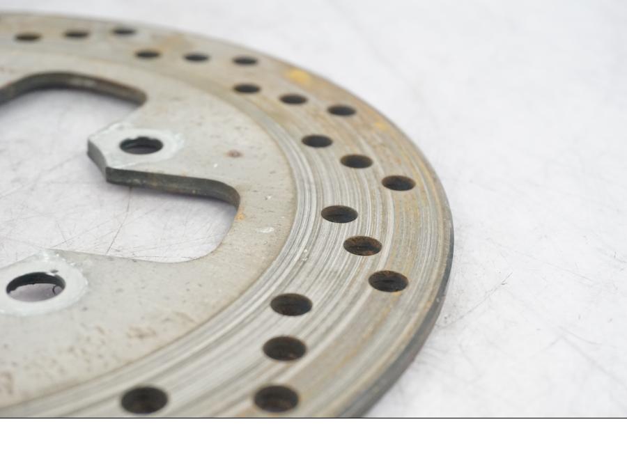 Vänster sida på Bromsskiva från en Suzuki SV 650 -1999 motorcykel.