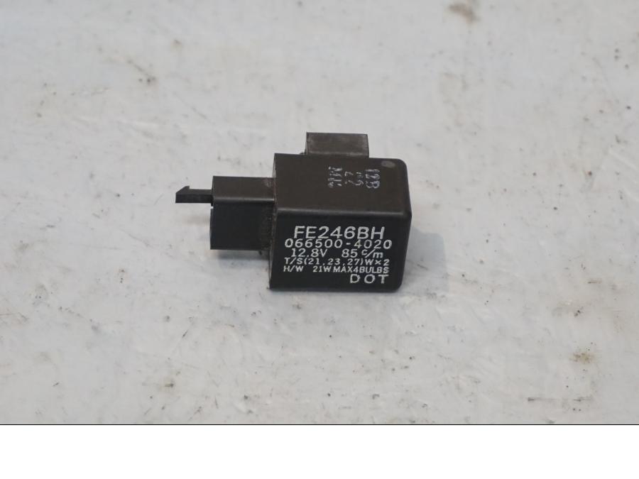 Framsidan på Blinkersrelä från en Kawasaki VN 800 -2001 motorcykel.