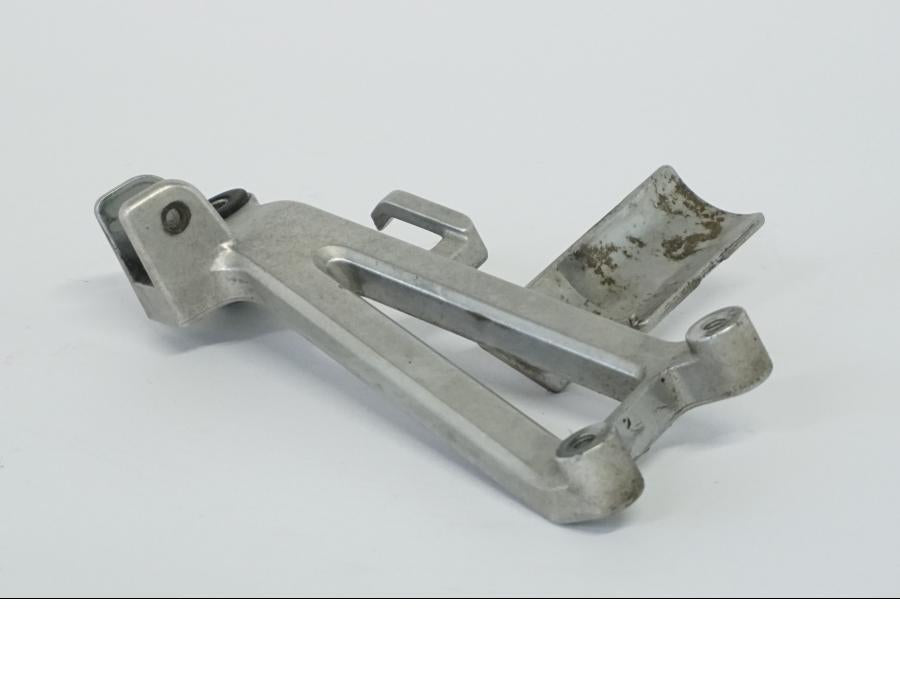 Baksidan på Fotpinnefäste från en Honda CBR 600 -1998 motorcykel.