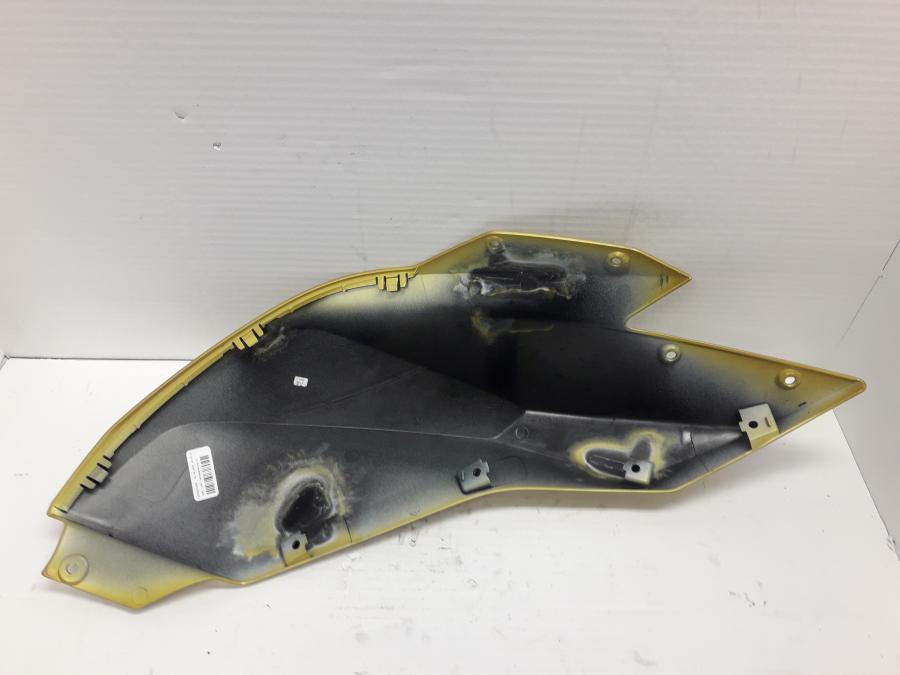 Höger sida på Bensintankskåpa från en BMW R 1250 RS -2020 motorcykel.