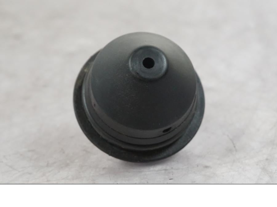 Snett uppifrån på Bensintanksavluftare från en Buell 1125 R -2008 motorcykel.