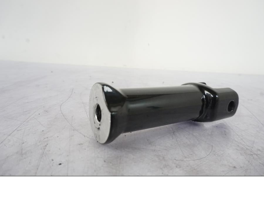 Snett uppifrån på Fotpinnefäste från en H-D Softail Sport Glide FLSB -2022 motorcykel.