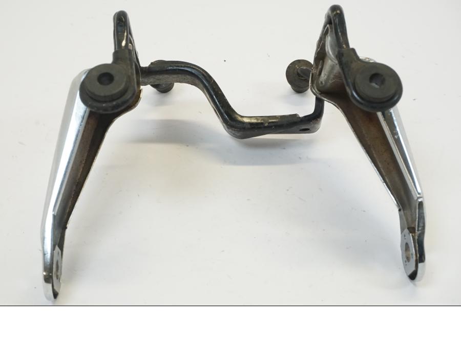 Snett nerifrån på Strålkastarfäste från en Honda CB 650 -1980 motorcykel.