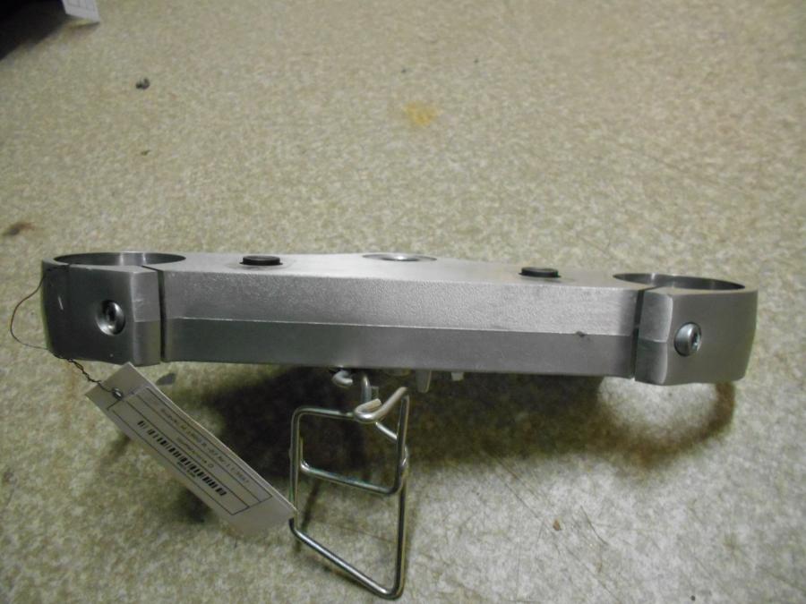 Vänster sida på Gaffelkrona från en Suzuki M 1800 -2007 motorcykel.