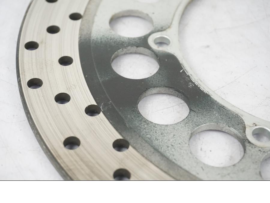 Snett nerifrån på Bromsskiva från en Yamaha XVS 1100 -2000 motorcykel.