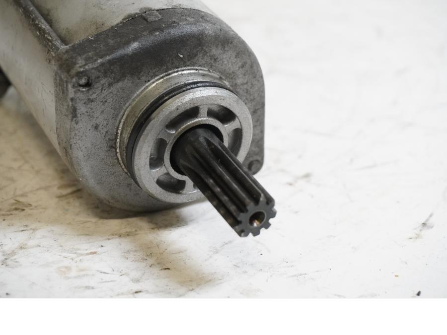 Baksidan på Startmotor från en Suzuki DL 1000 -2004 motorcykel.