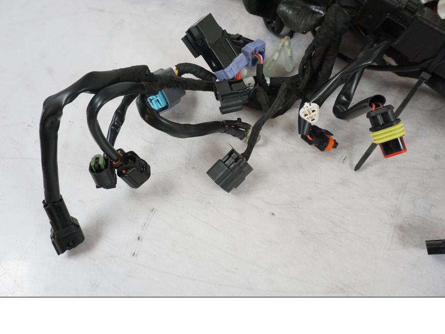 Snett nerifrån på Kabelstam från en KTM 1290 Super Duke R -2023 motorcykel.