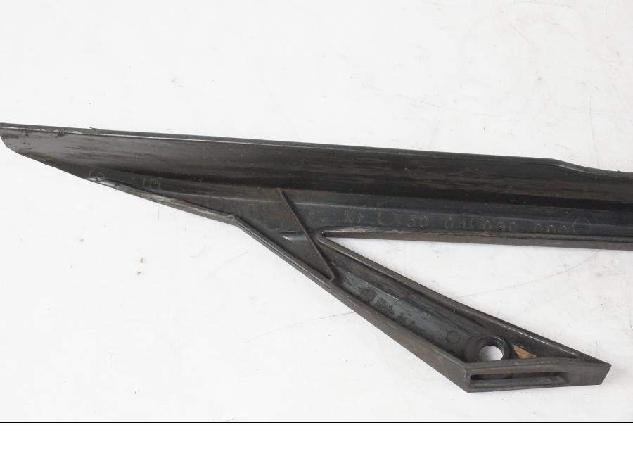 Snett uppifrån på Kedjeskydd från en KTM 690 Duke -2015 motorcykel.