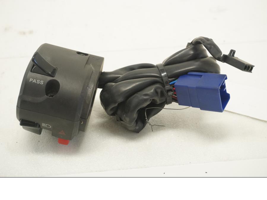 Baksidan på Styrelreglage från en Kawasaki Versys 650 -2008 motorcykel.