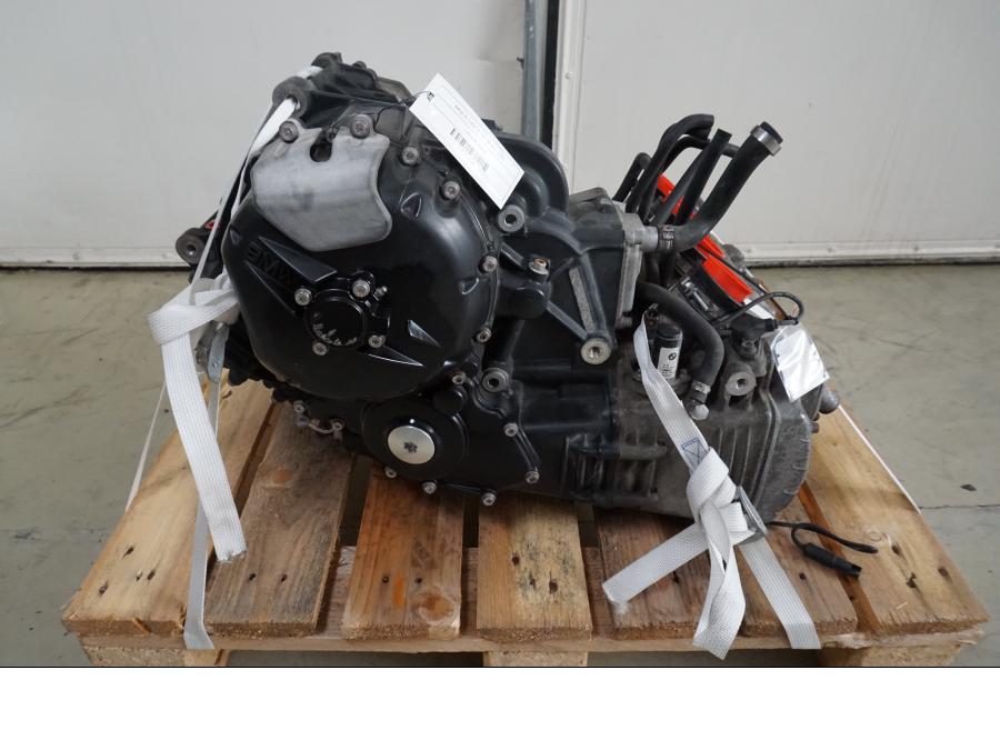 Framsidan på Motor från en BMW K 1200 S -2007 motorcykel.
