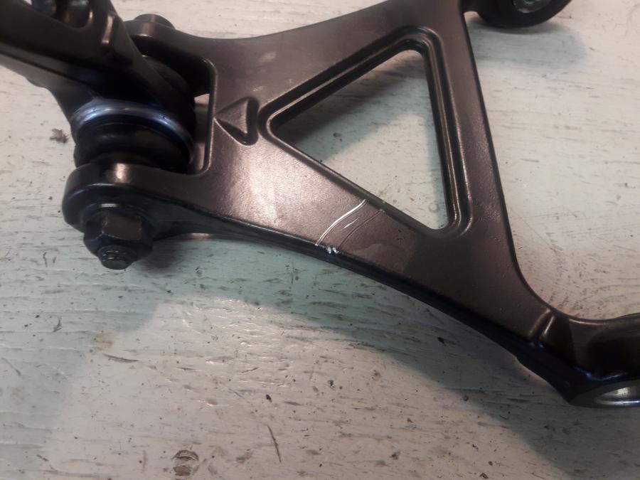 Höger sida på Länkage från en BMW K 1200 S -2008 motorcykel.