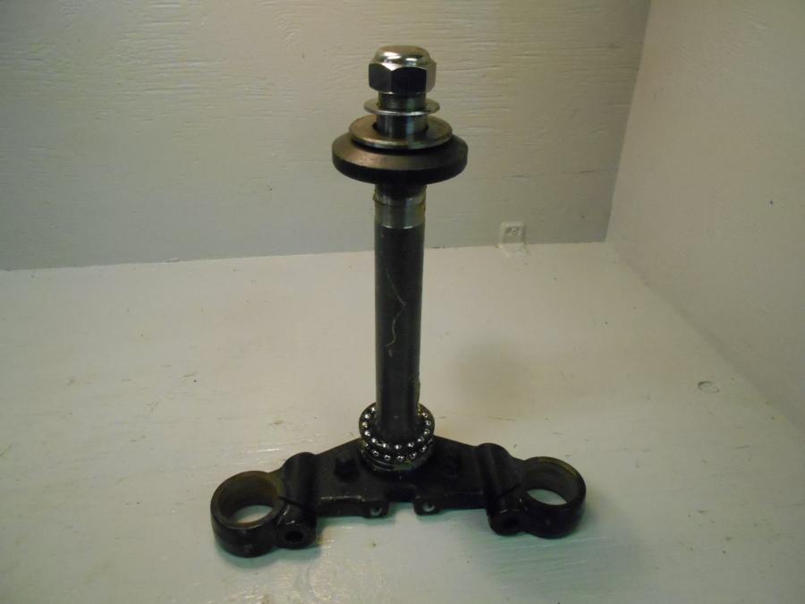 Baksidan på Gaffelkrona från en Yamaha YZF-R 125 -2012 motorcykel.