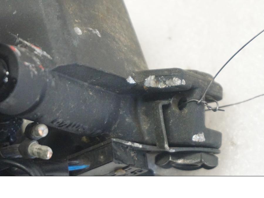 Snett nerifrån på Kopplingshuvudcylinder från en Ducati Monster 796 -2013 motorcykel.