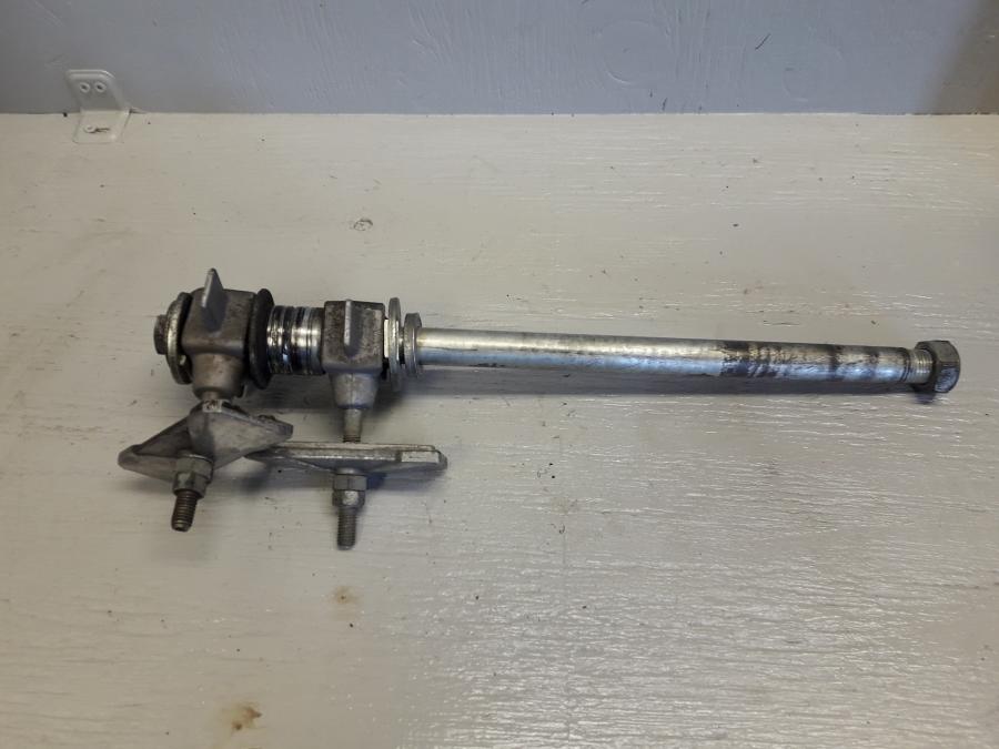 Framsidan på Axel från en Honda CB 600 Hornet -2001 motorcykel.