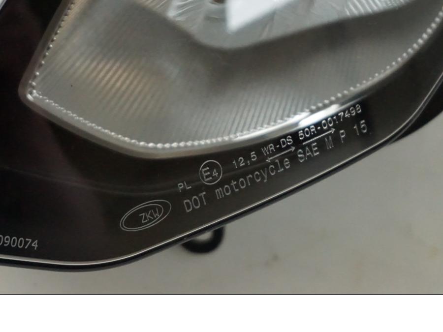 Snett nerifrån på Strålkastare från en BMW K 1200 RS -2008 motorcykel.