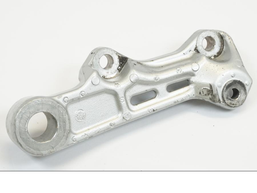 Snett nerifrån på Bromsoksfäste från en Yamaha TRX 850 -1997 motorcykel.