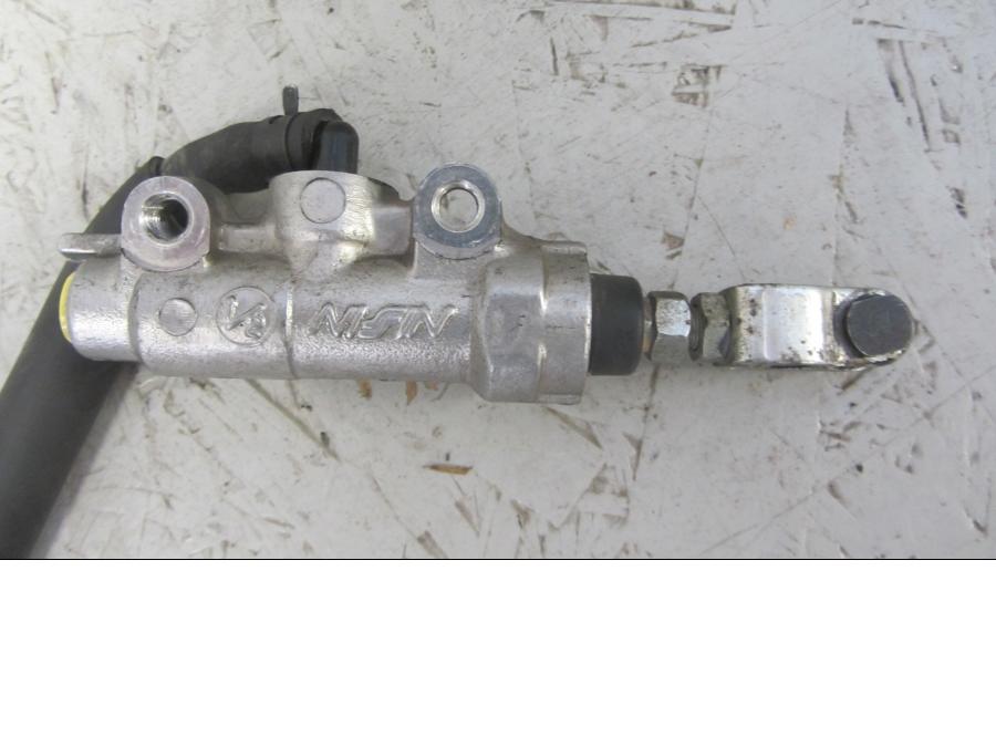 Baksidan på Bromshuvudcylinder från en Yamaha XT660Z Tenere -2009 motorcykel.