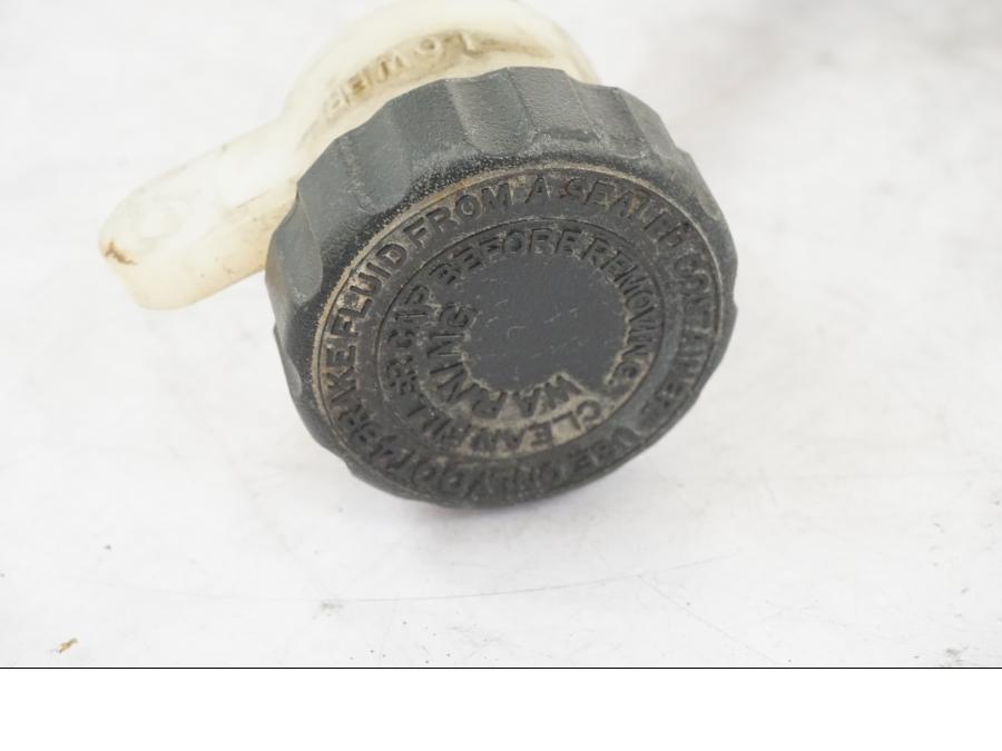 Vänster sida på Bromshuvudcylinder från en Yamaha XVS 1100 -2000 motorcykel.