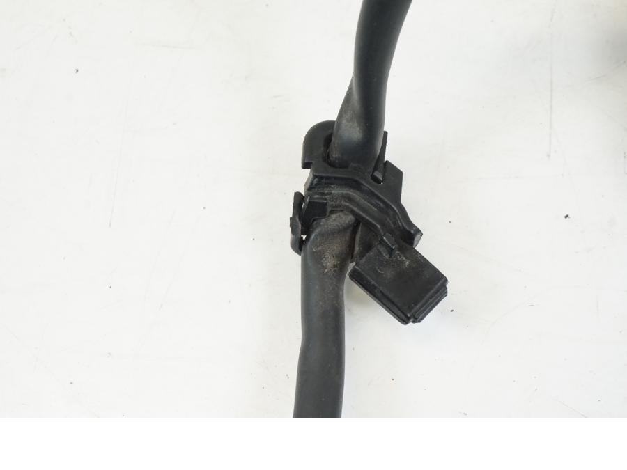 Snett nerifrån på Gasreglage från en Triumph Speed Triple -2021 motorcykel.