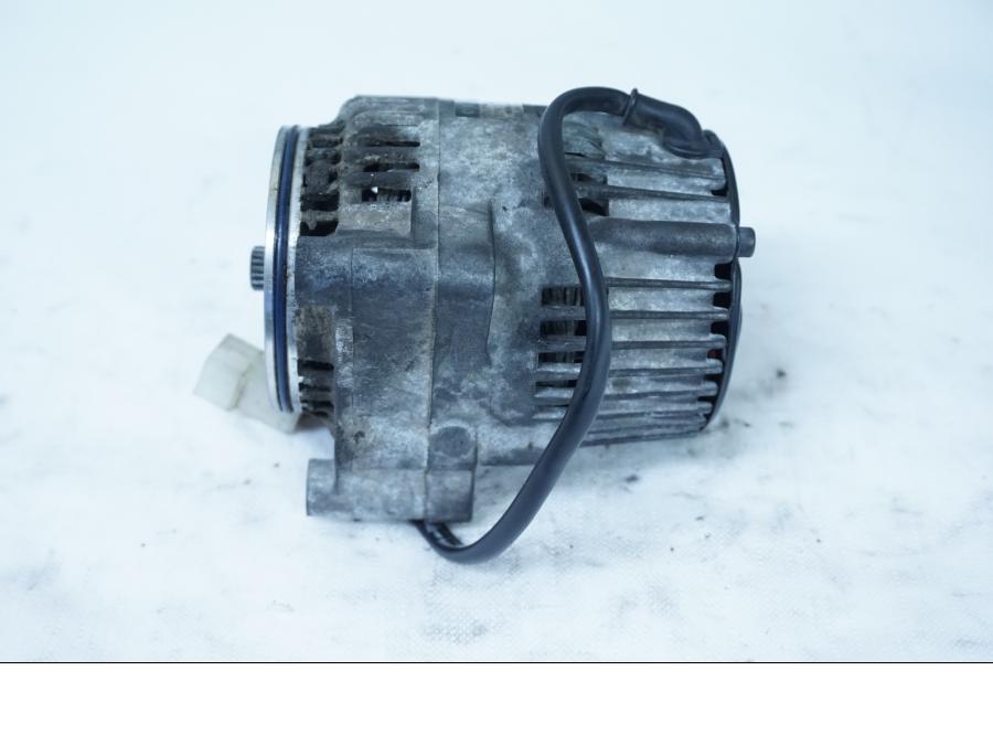 Baksidan på Generator från en Yamaha YZF 1000 R -1997 motorcykel.
